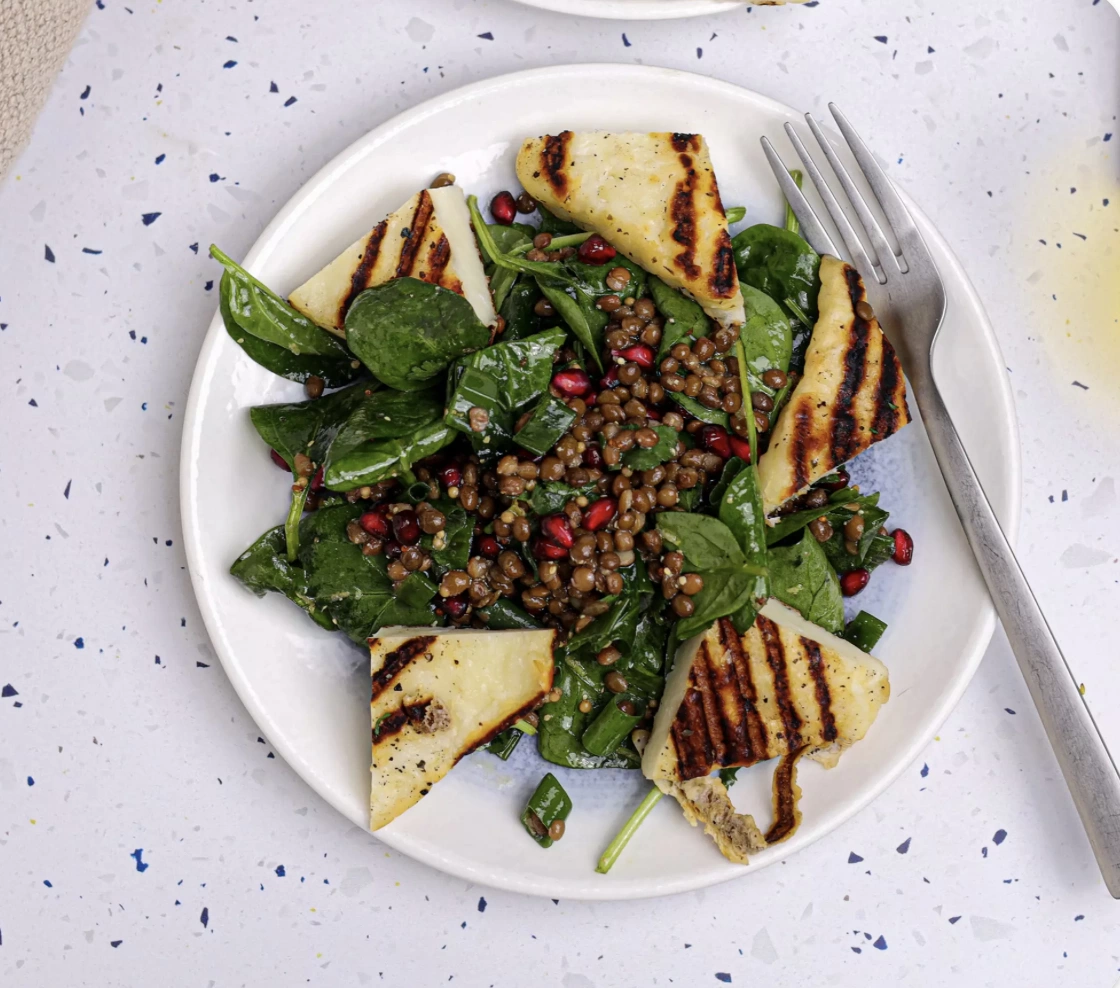 Salata cu linte neagra, halloumi light la gratar, baby spanc si seminte de rodie