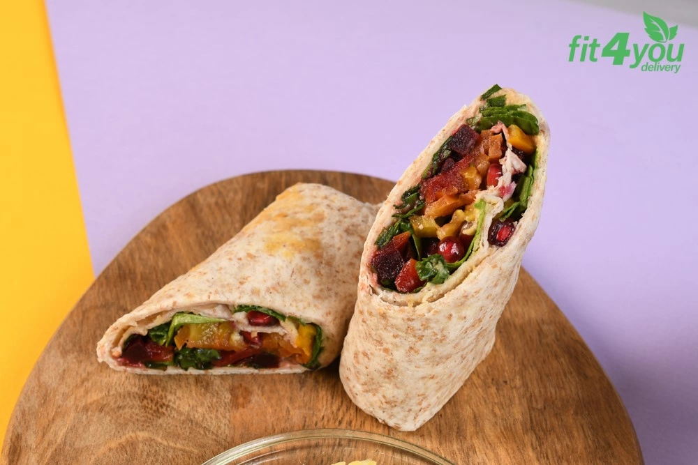 Veggie wrap cu sfecla coapta, hummus, baby spanac, seminte de rodie si ardei gras galben