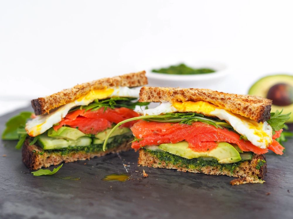 Club Pesto Sandwich cu somon fume si cartof dulce la cuptor