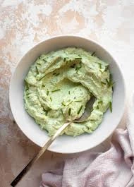 Crema de ricotta, verdeturi si avocado cu crackers integral