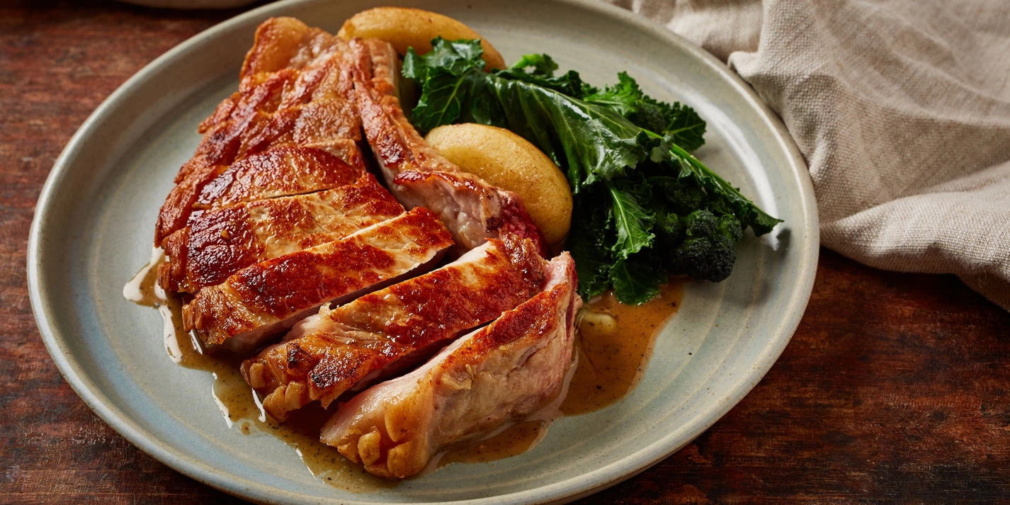Cotlet de porc cu sos de mere si broccoli aburit