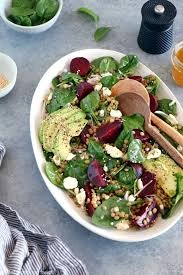 French Salad ( salata frantuzeasca) vegana cu linte neagra, sfecla rosie, avocado si quinoa