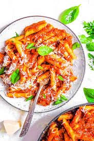 Penne integrale vegane cu sos cremos de linte rosie si busuioc proaspat