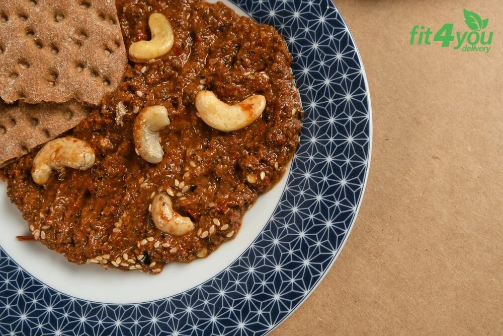 Pasta de masline cu ardei copt, caju, seminte de susan si crackersi integrali