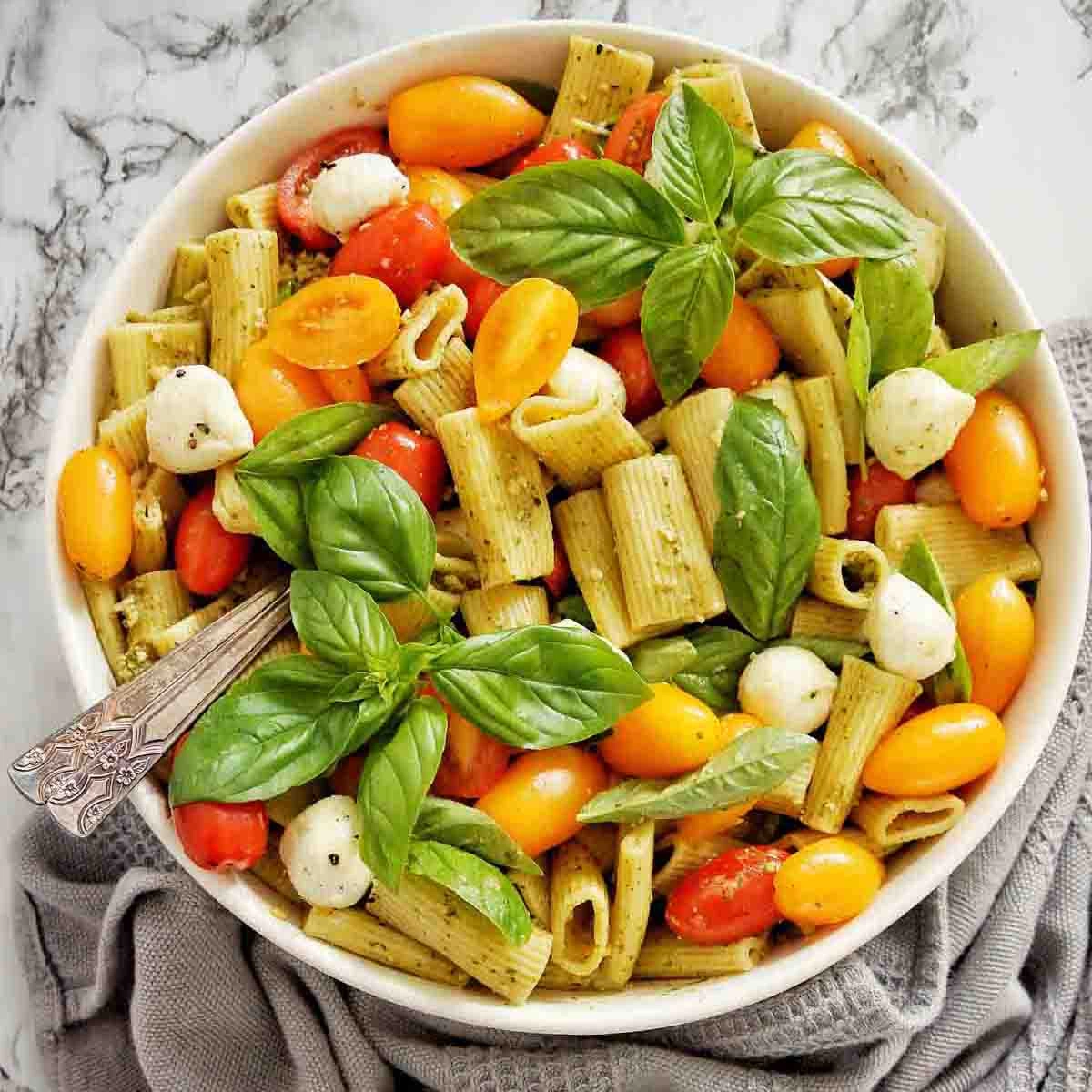 Salata de penne integrale reci cu pesto si mozzarela bocconcini