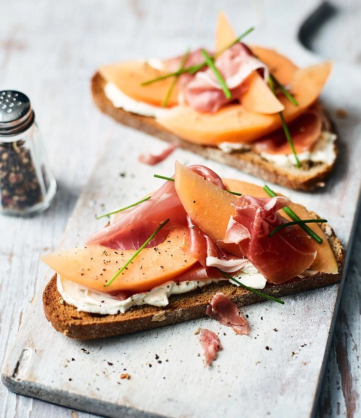 Toast integral cu prosciutto crudo, crema de branza cu smochine, chives si mix de salata