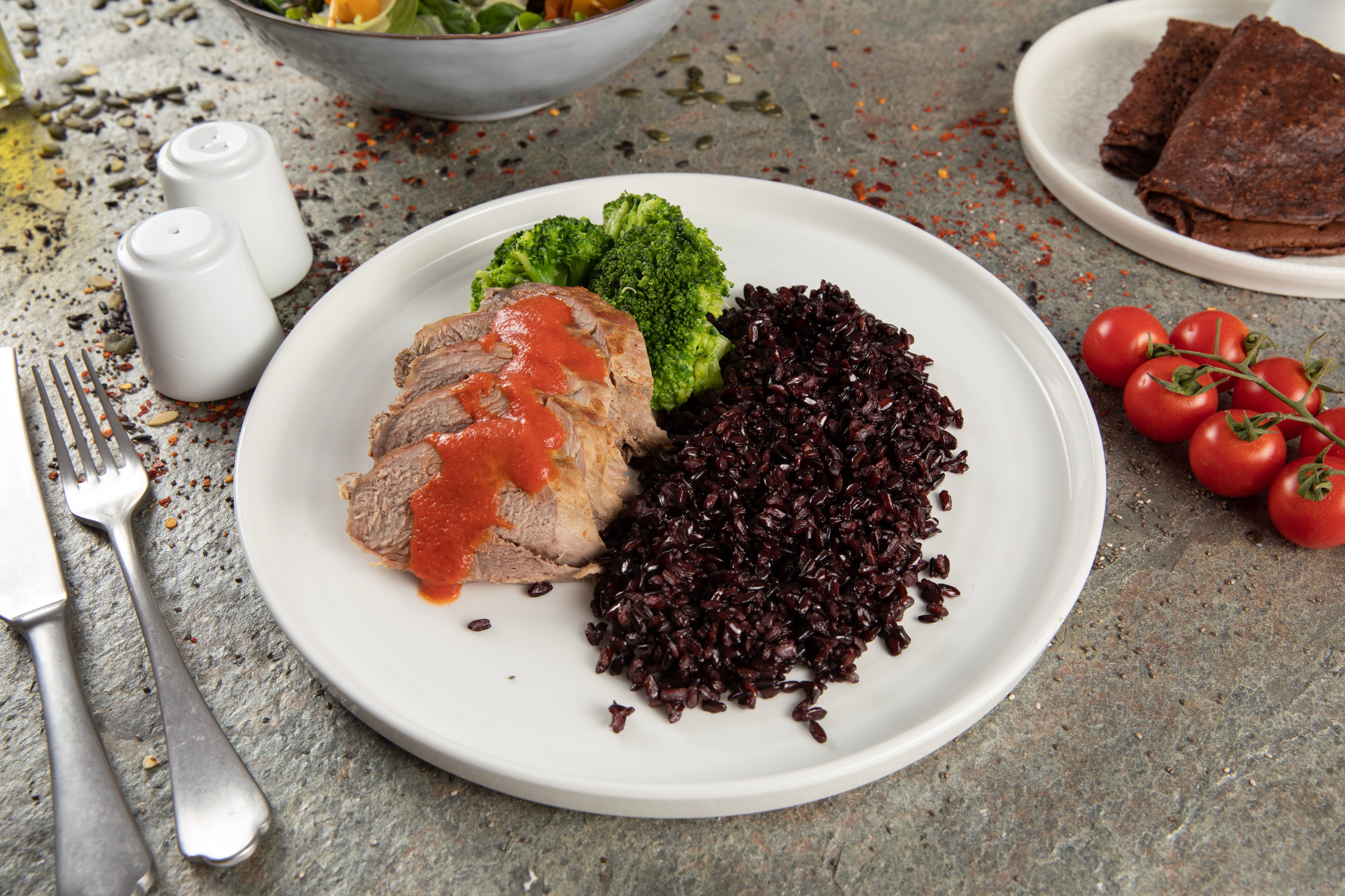 Muschiulet de porc la cuptor cu orez negru, broccoli si rosii uscate