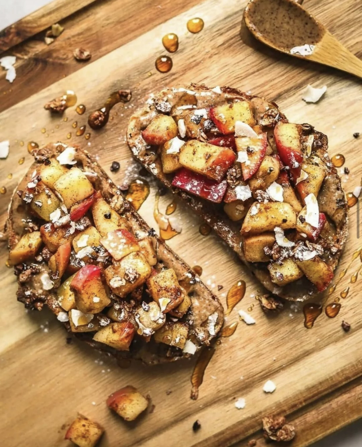 Toast integral cu mar copt, unt de arahide, sirop artar si fulgi de migdale