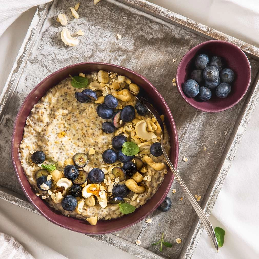 Porridge proteic cu fulgi de ovaz crispy, psyllium, afine, migdale