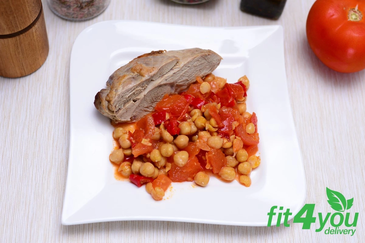 Pulpa de curcan slow-roasted cu ardei copt, năut crocant și sos de roșii afumat cu ierburi mediteraneene