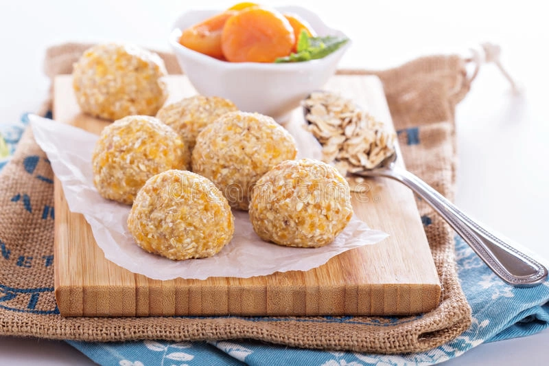 Arancini cu ovaz si cocos si sos de fructe de padure