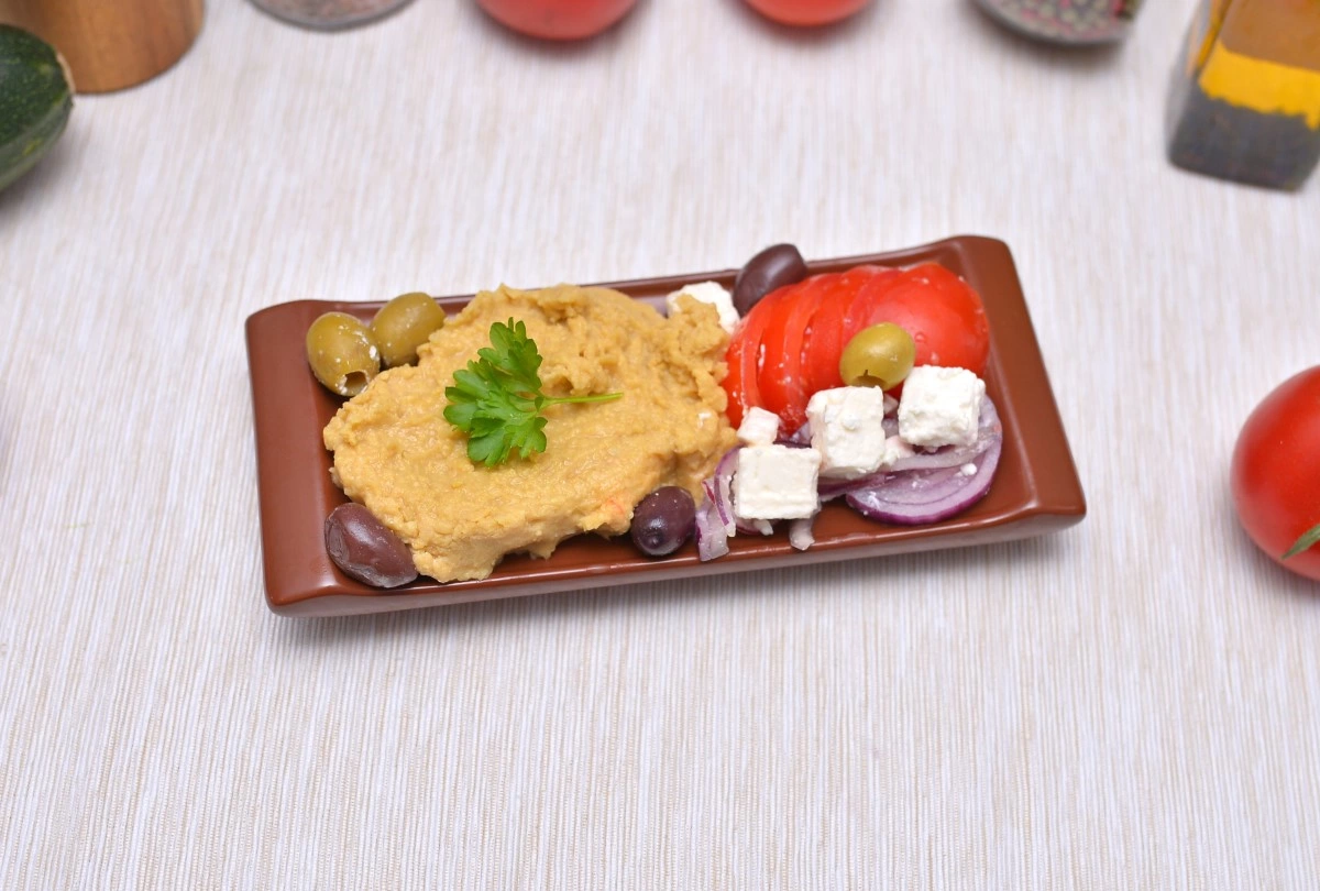 Platou de hummus in stil grecesc cu salata greceasca  si tapenada de masline