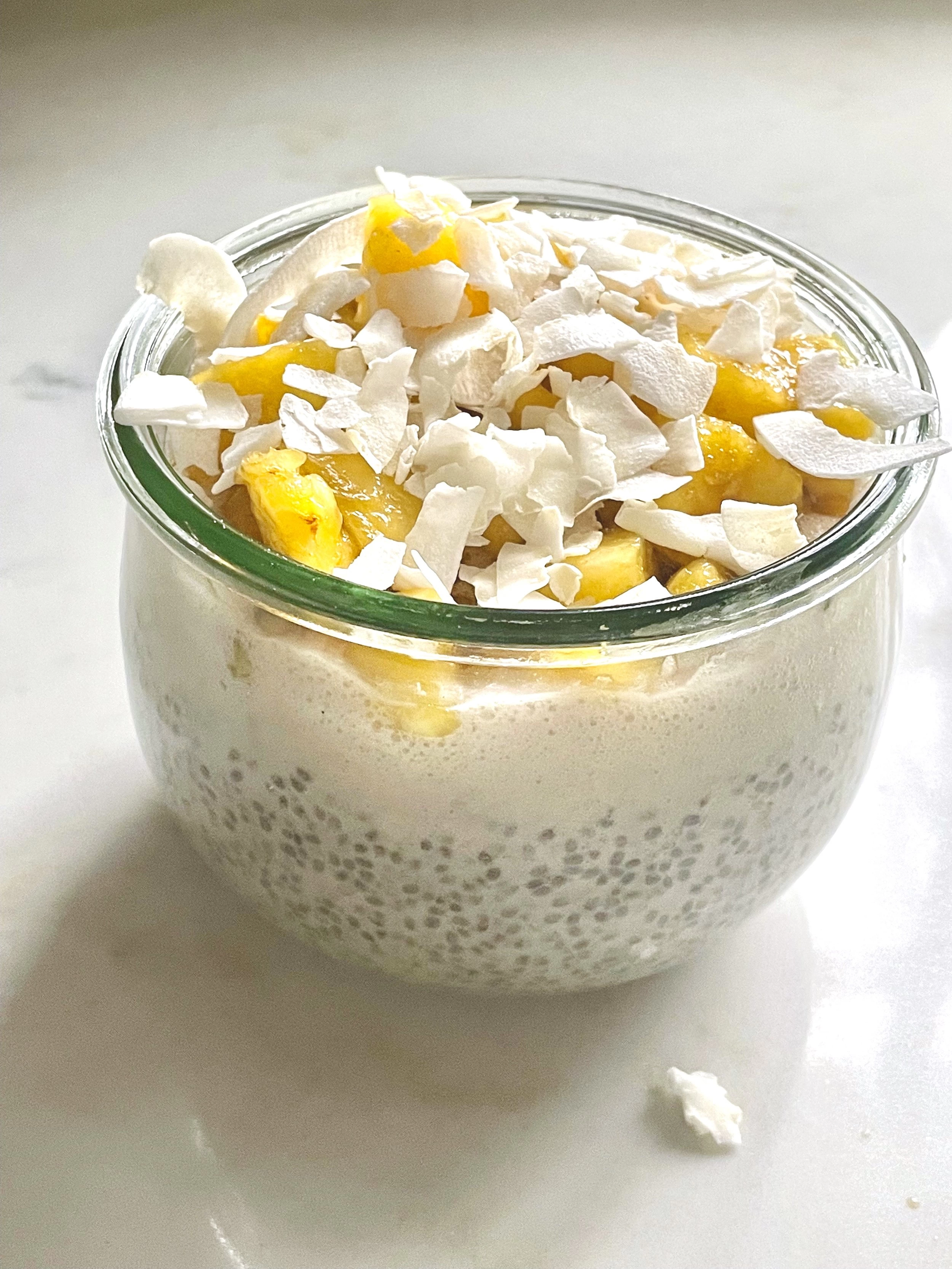 Budinca de chia cu ananas si fulgi de cocos