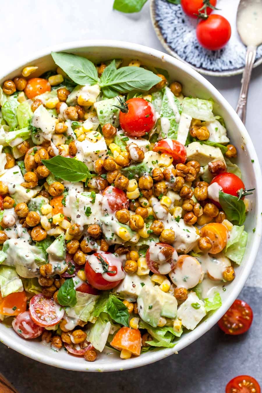 Salata de naut cu ou, legume coapte, avocado si dressing de miere si busuioc