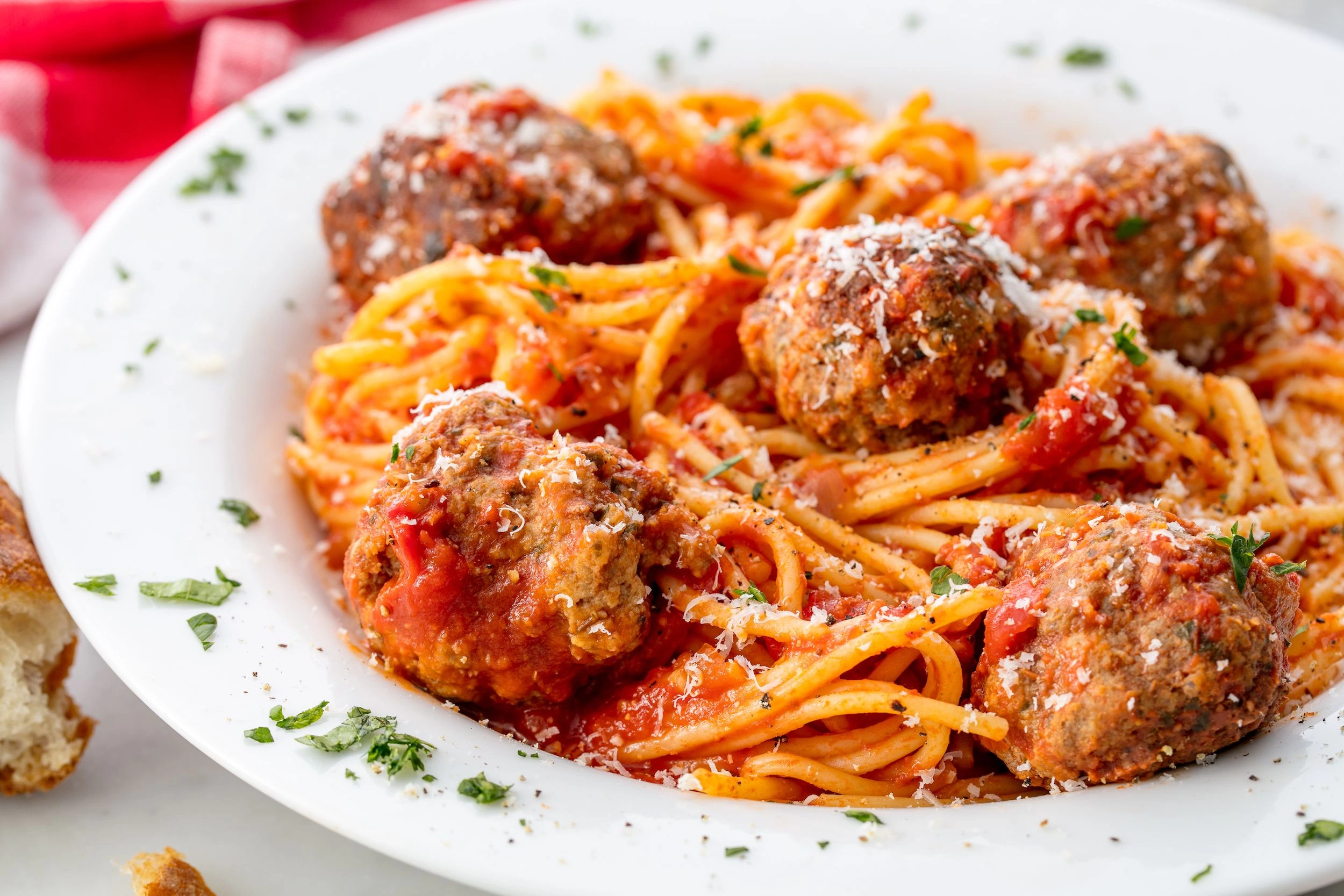 Meatballs spaghetti cu sos de rosii