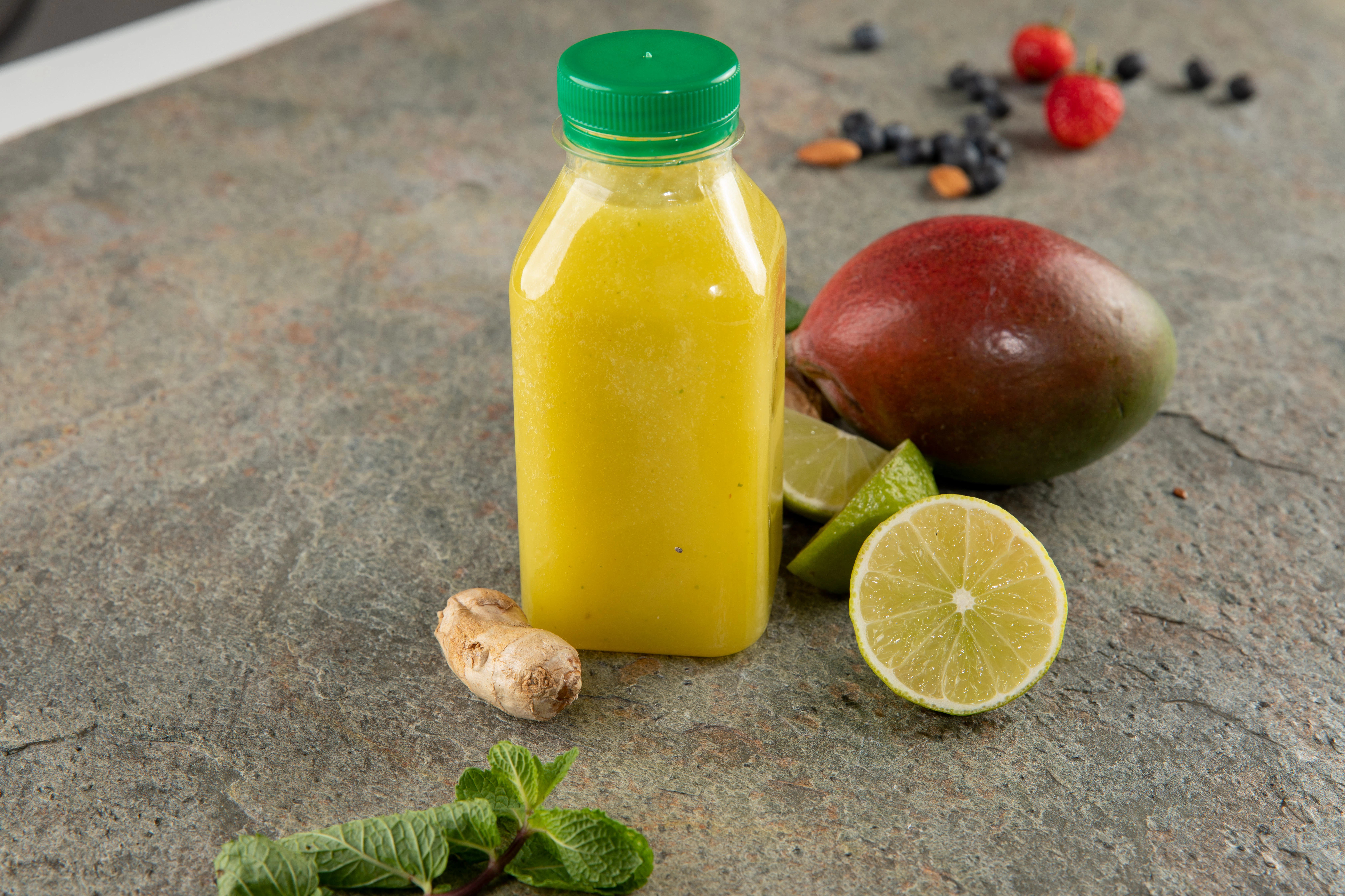 Suc cu ananas, mango, lamaie si mar