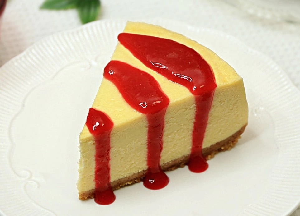 Cheesecake cu sos de zmeura