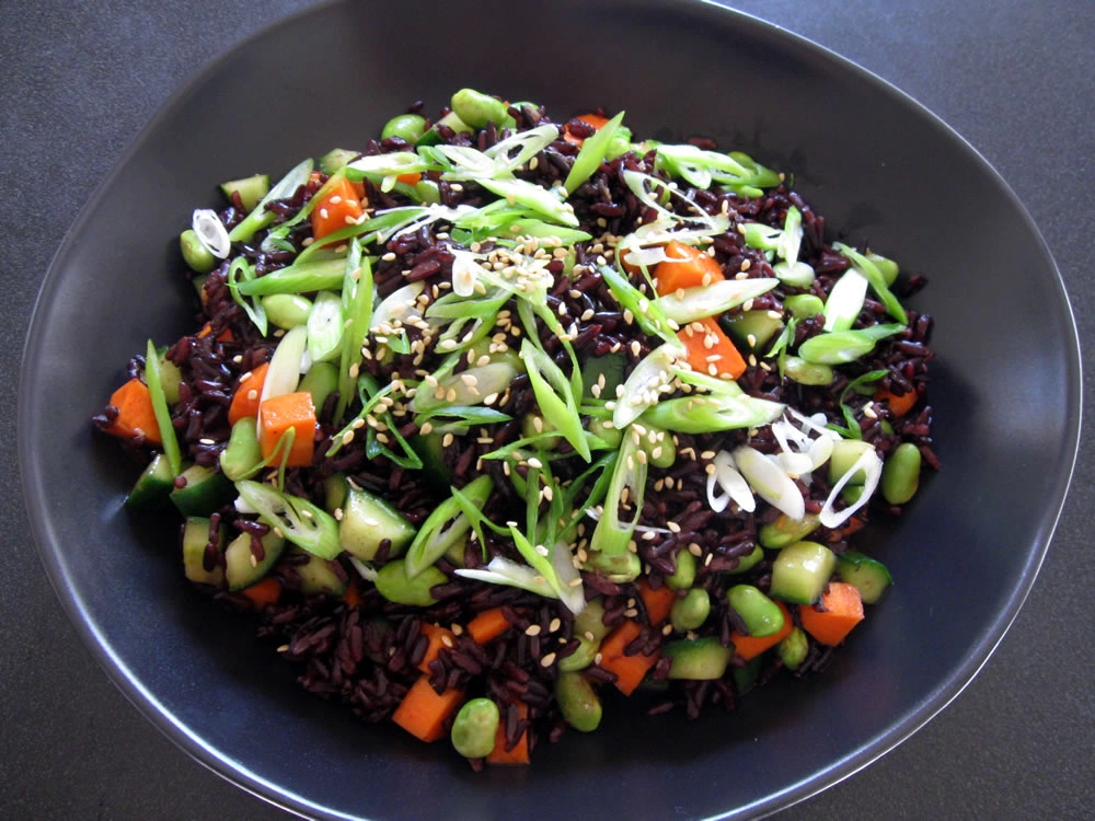 Veggie Bowl cu edamame, broccoli, orez negru si stafide cu sos de tahini