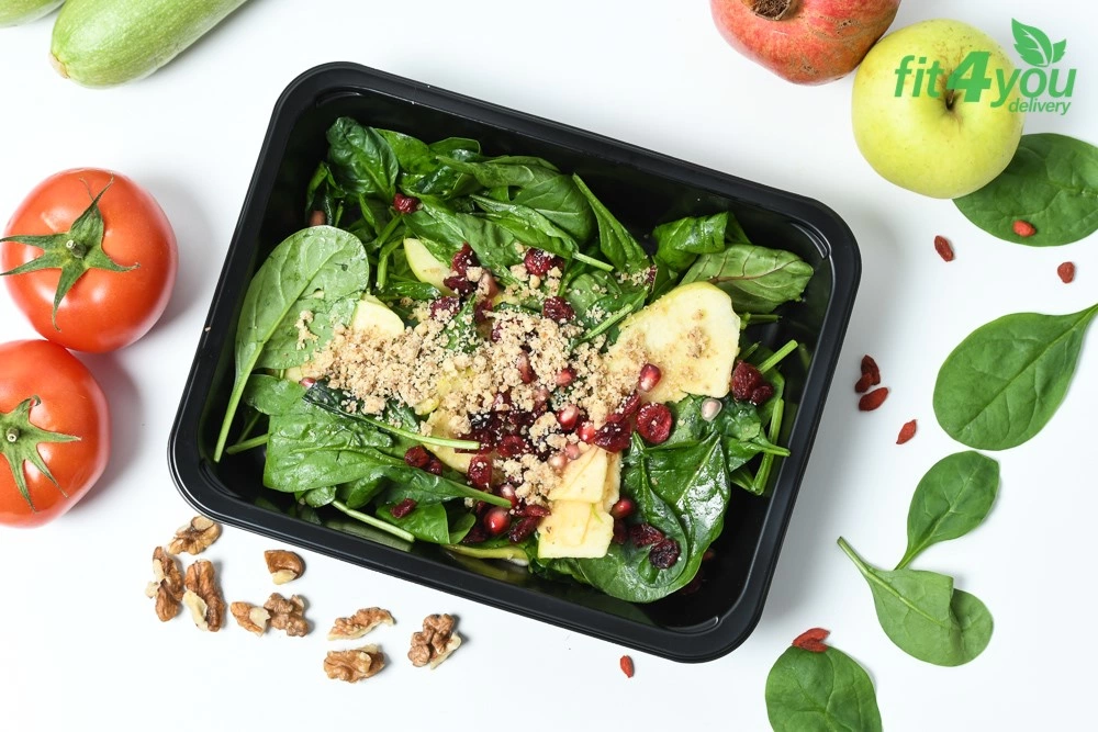 Salata vegana cu baby spanac, merisoare, nuci maruntite, mar verde, seminte de rodie si dressing de portocala