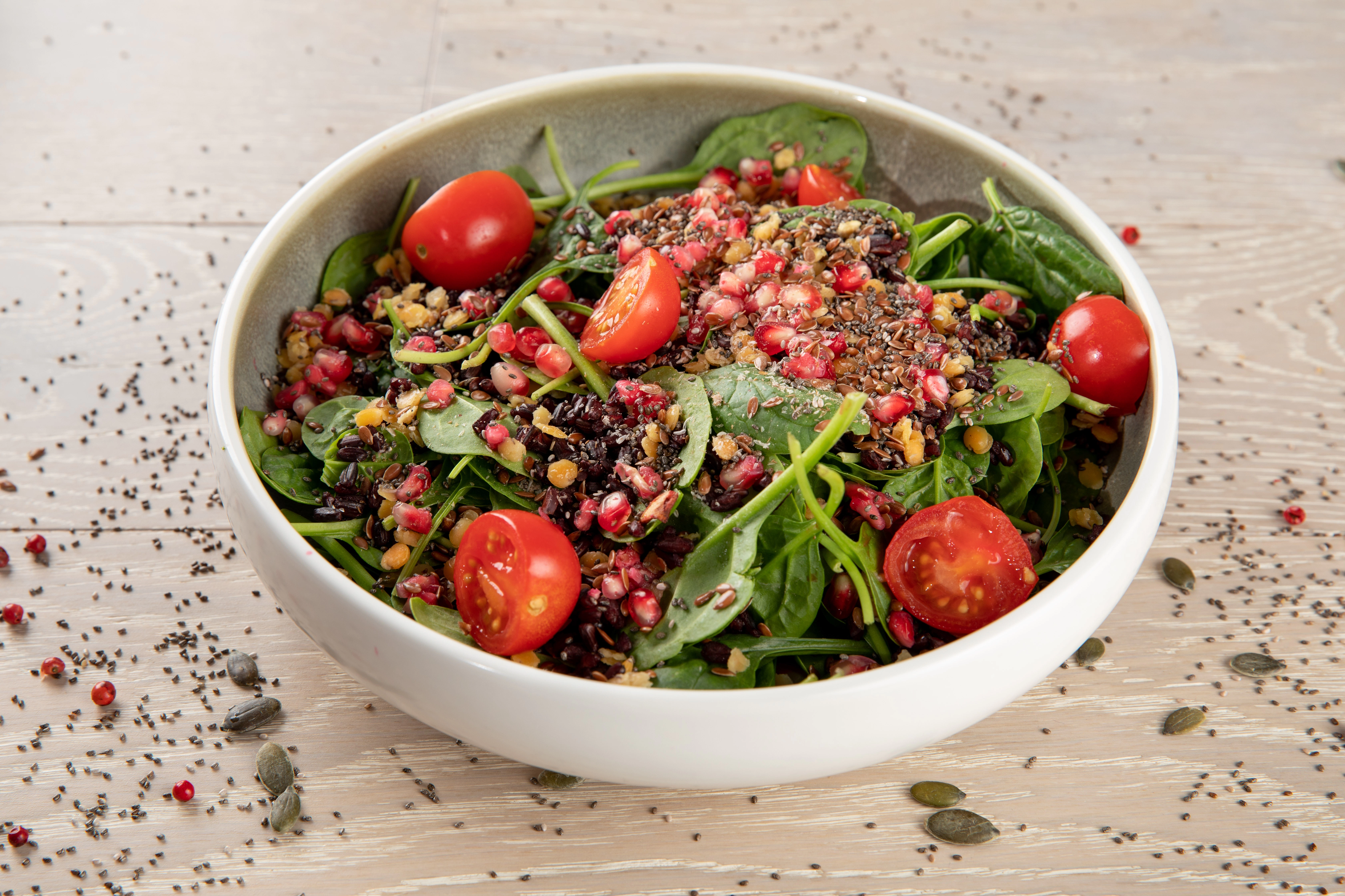 Veggie Salad proteica colorata cu orez negru, linte rosie, seminte de rodie, hummus si rosii cherry