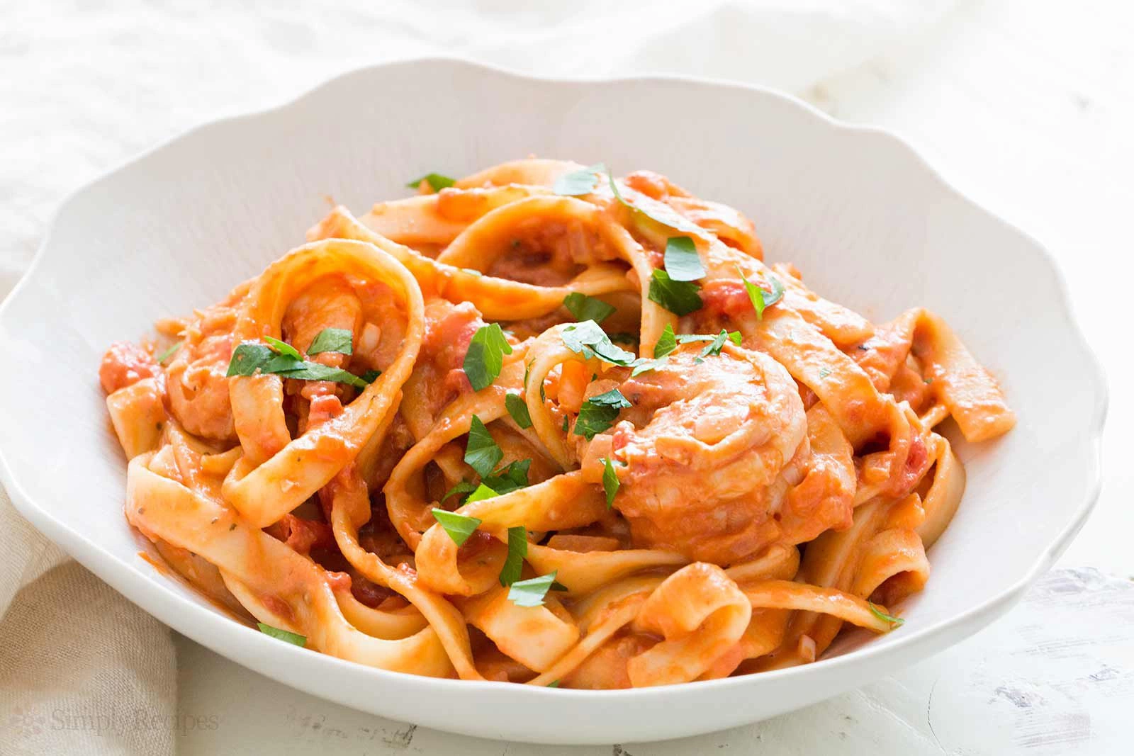 Tagliatelle cu creveti, dovlecei si sos roze