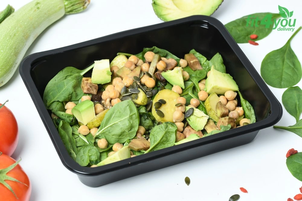 Veggie Salad de naut cu baby spanac, legume coapte si masline