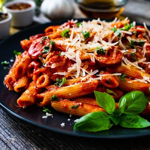 Penne integrale cu vita, busuioc proaspat si sos rosu