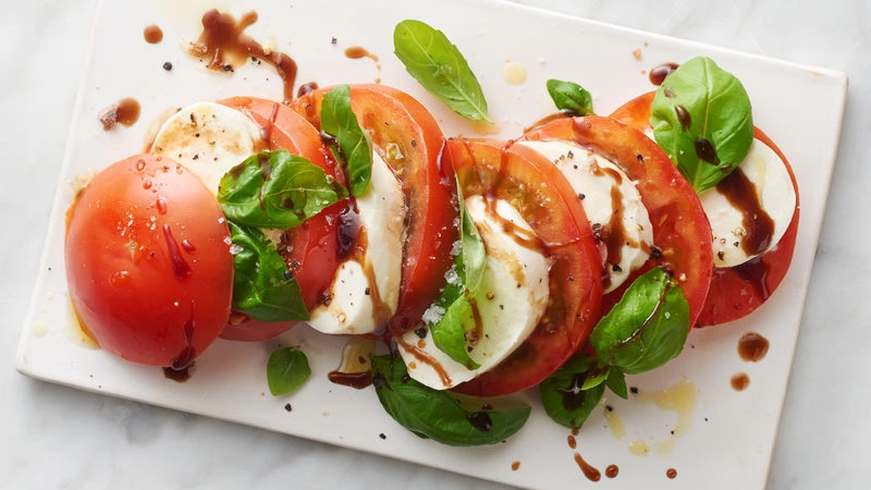 Salata caprese cu mozarella di bufala light stropita cu ulei de masline si muguri de pin
