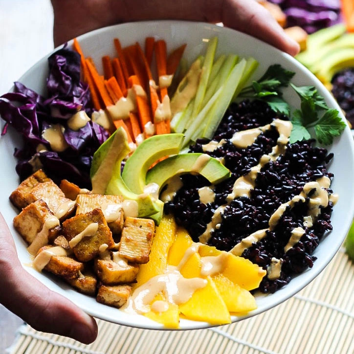 Spicy Tofu Bowl cu salata de vinete, avocado, orez negru, mango si naut in suc de rosii si ardei