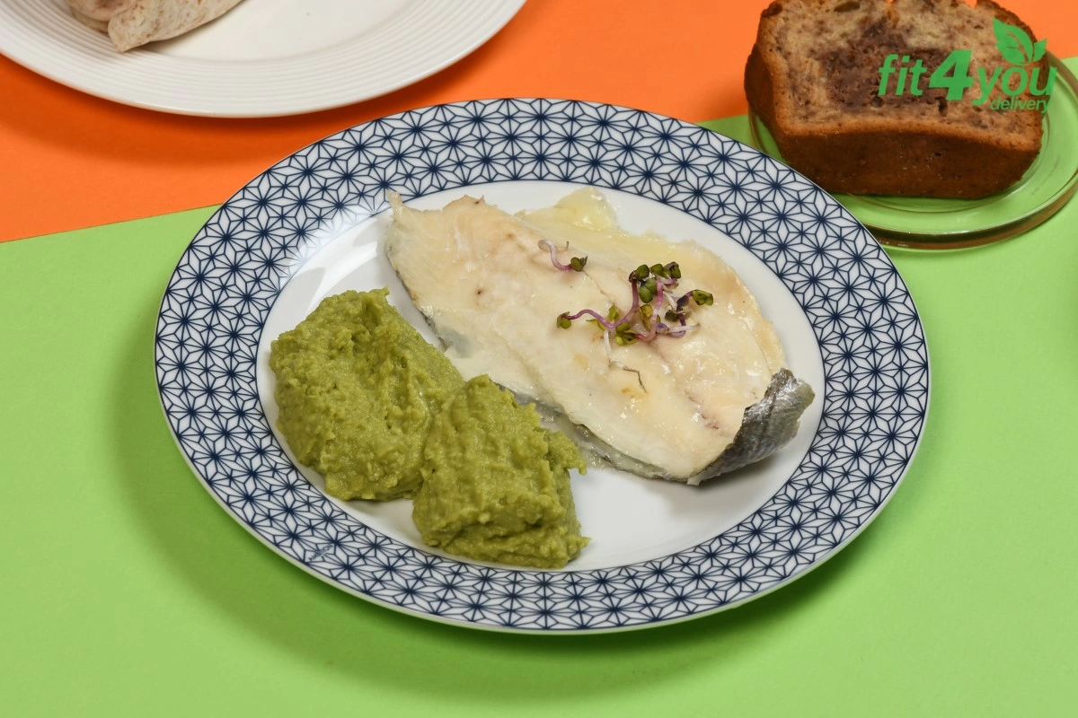 Dorada la cuptor cu piure de mazare, menta si avocado