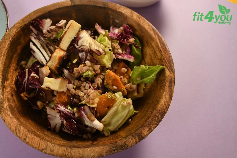 Salata cu halloumi light la gratar, cartofi dulci copti, hrisca, merisoare, fistic si mix de salata