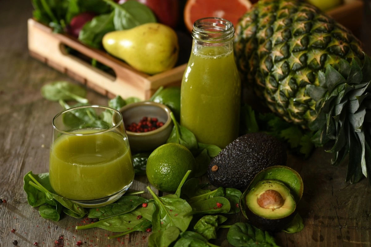 Smoothie cu avocado, kiwi, baby spanac si menta