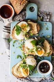 Toast cu hummus si ou fiert feliat servit cu mix de salata