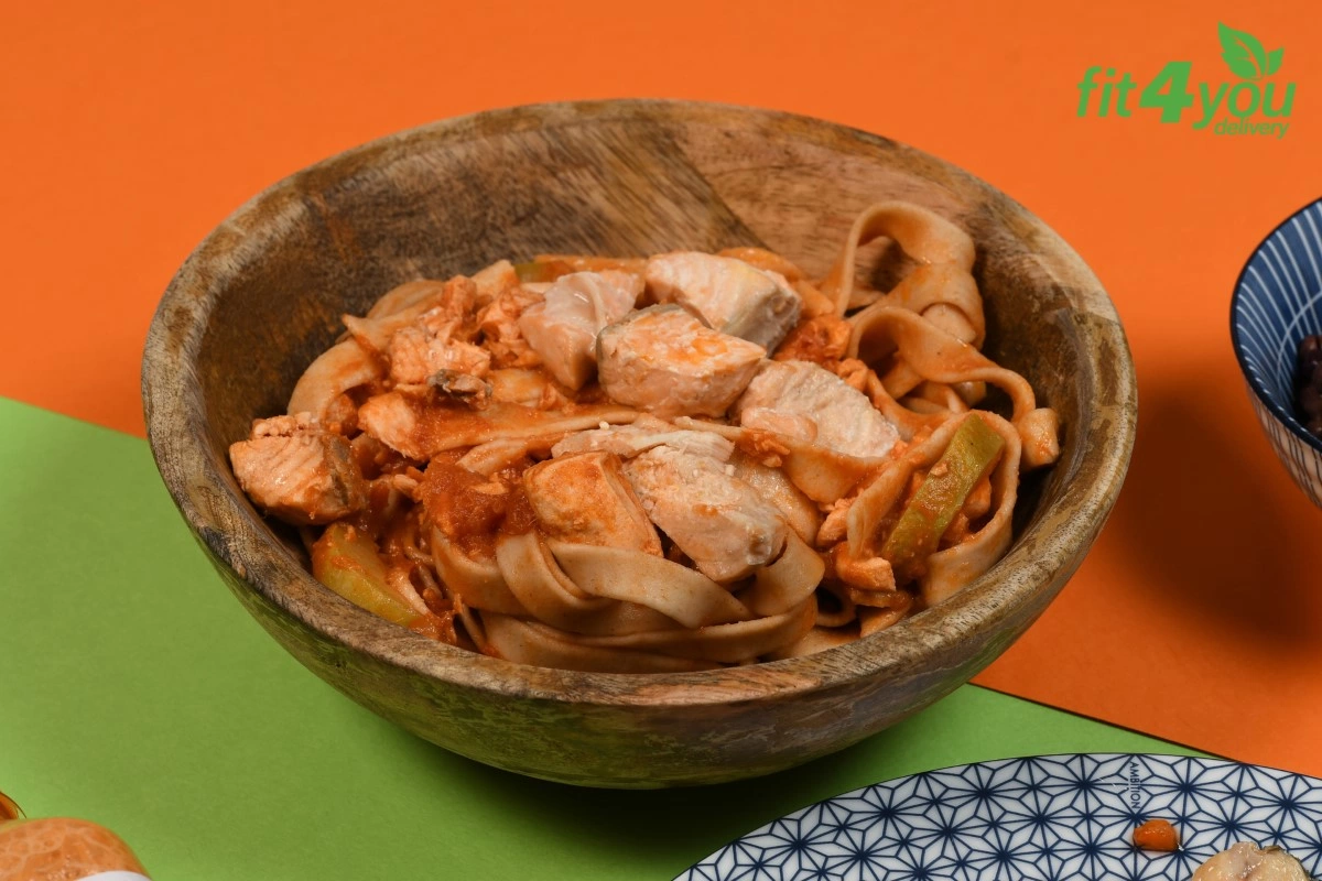 Tagliatelle integrale cu somon, dovlecel, rosii cherry si sos roze