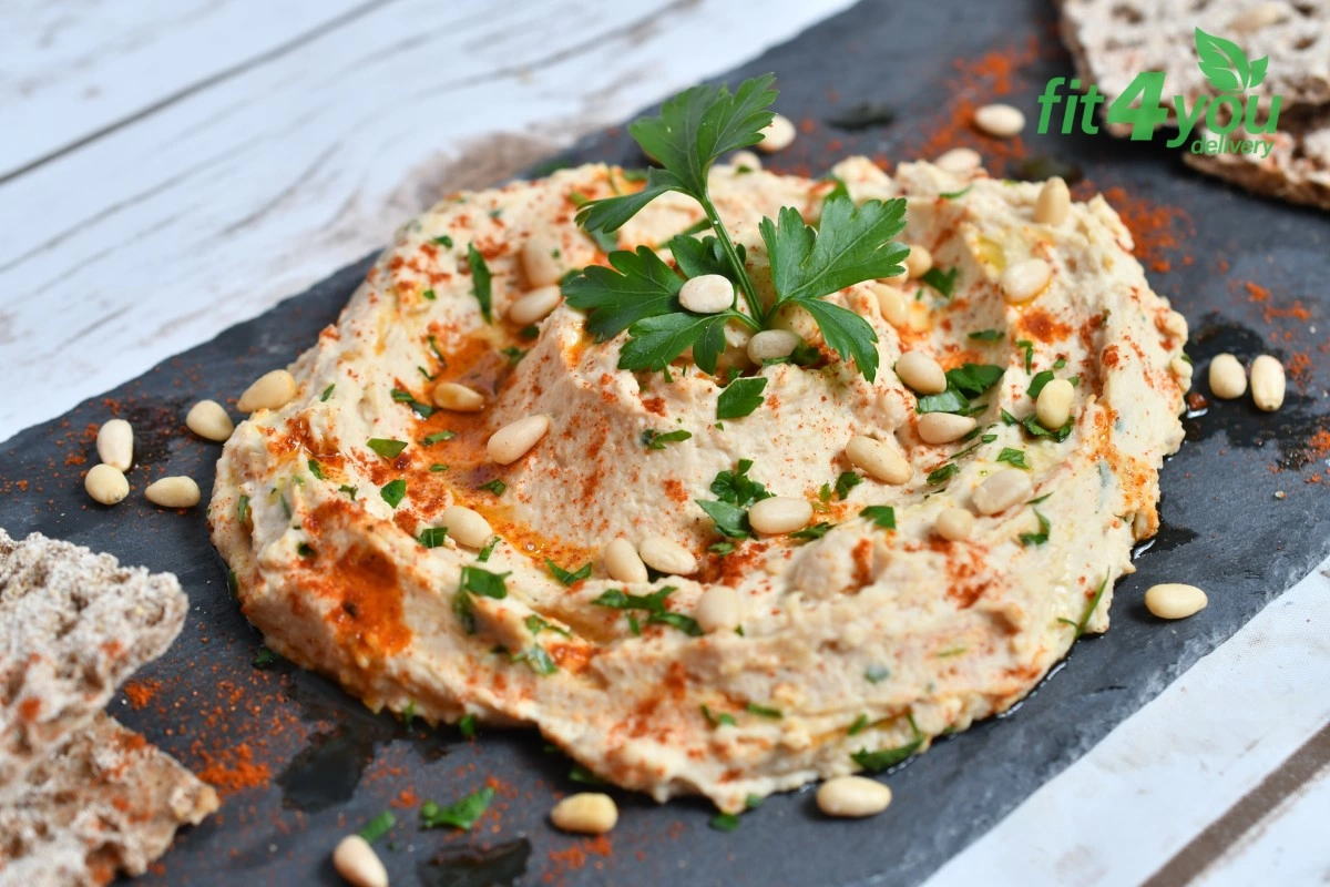 Hummus cu  muguri de pin si paine integrala