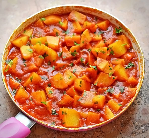 Mancare de cartofi cu tofu si salata de muraturi