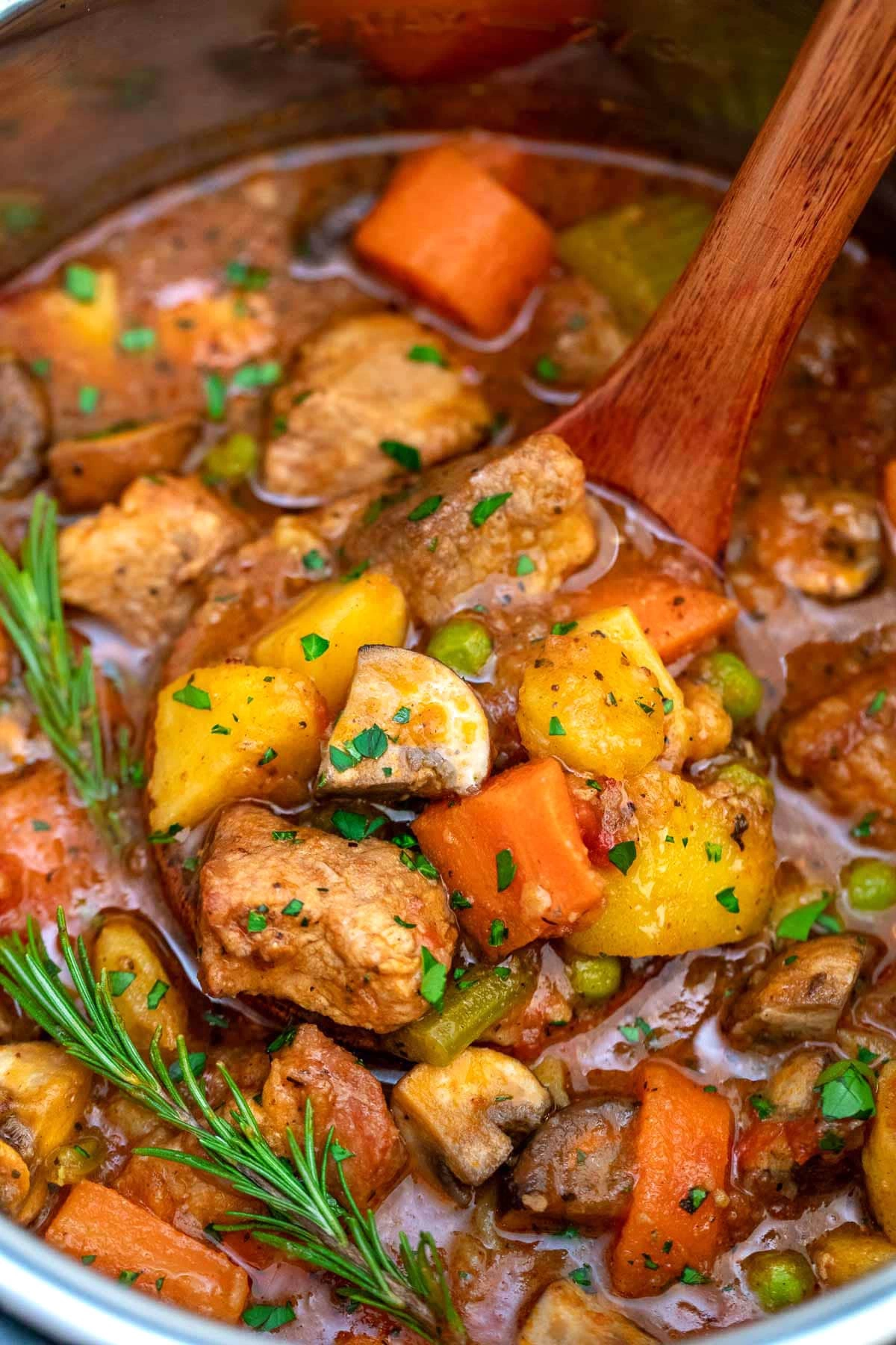 Tocana de cartofi cu cotlet de porc, rozmarin si salata de varza