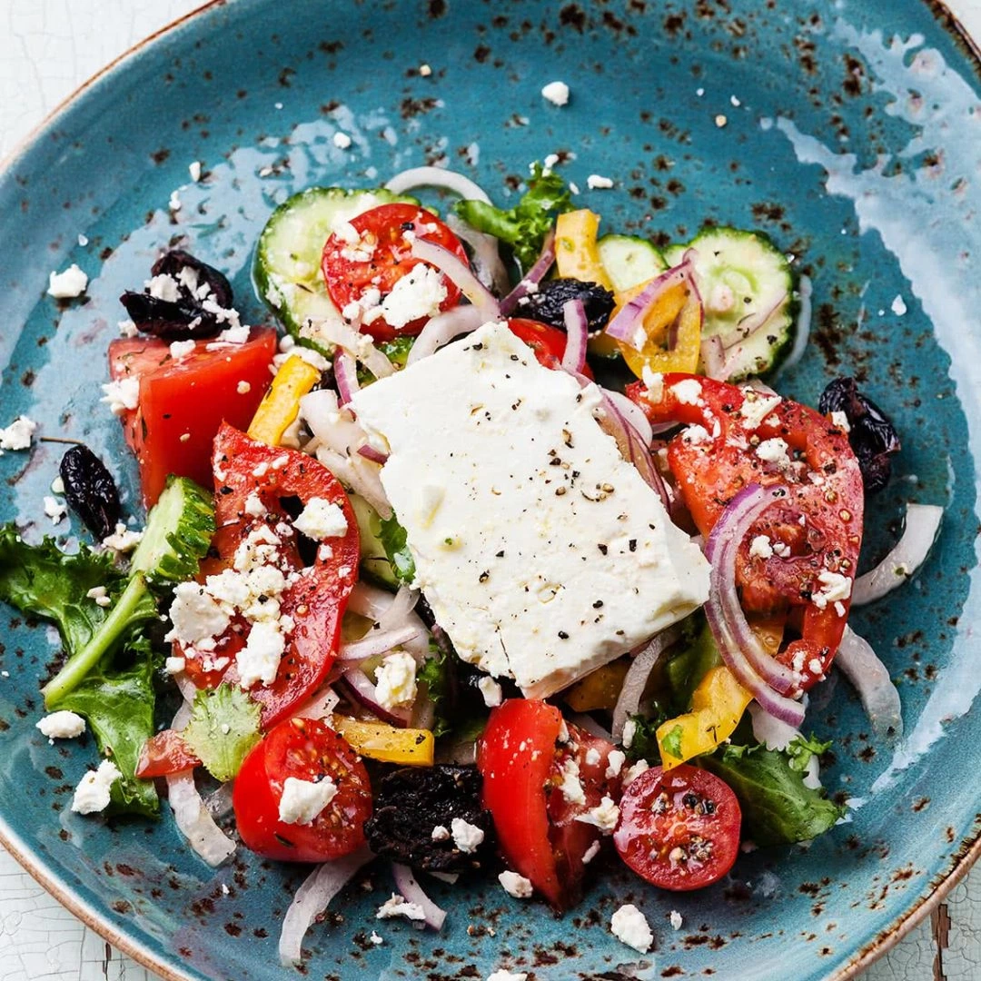 Salata greceasca cu piept de curcan la gratar si branza feta light
