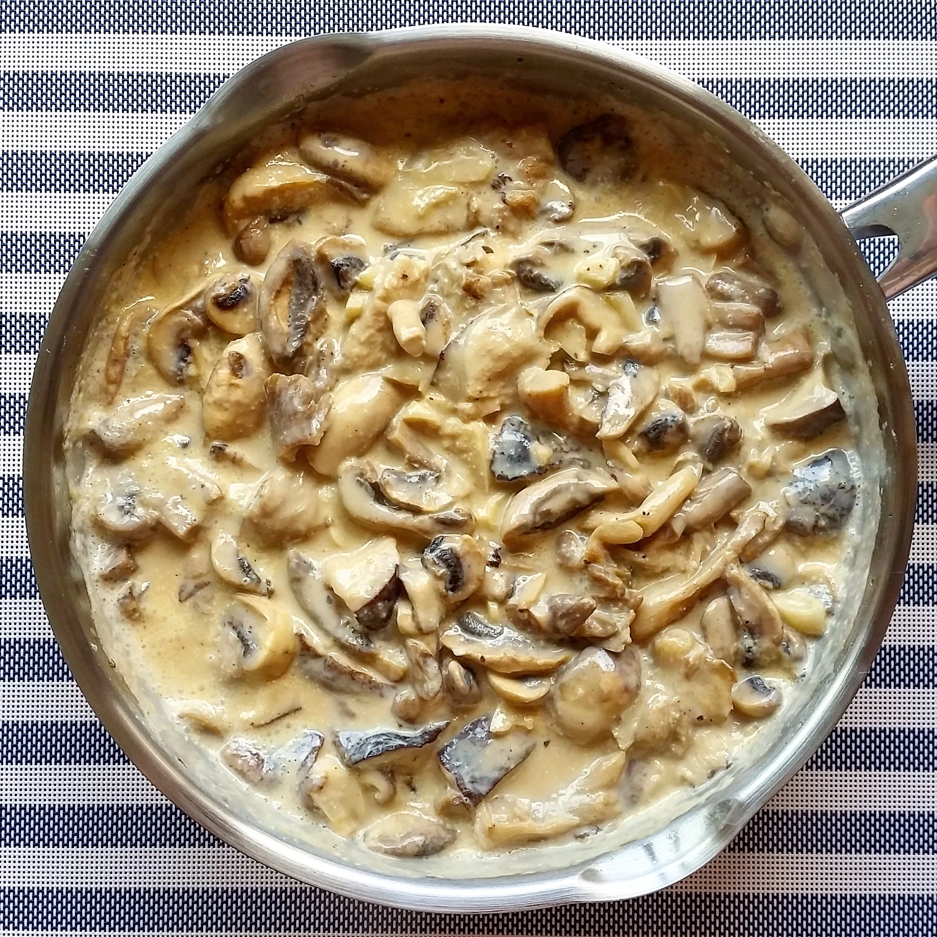 Tocanita vegana de ciuperci cu lapte de cocos si mamaliga