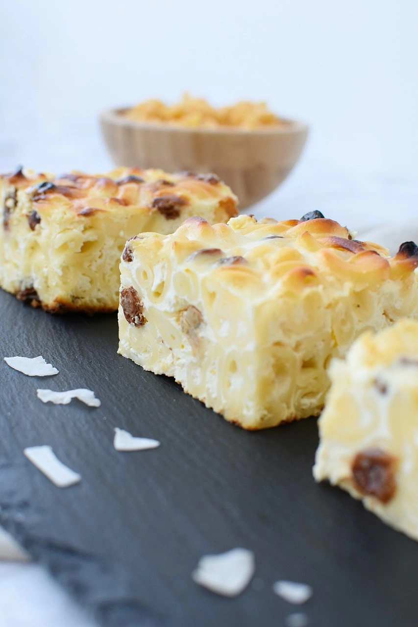 Budinca cu penne integrale, branza dulce de vaca si stafide la cuptor